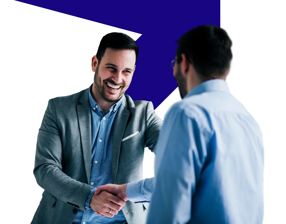 Dois homens sorrindo